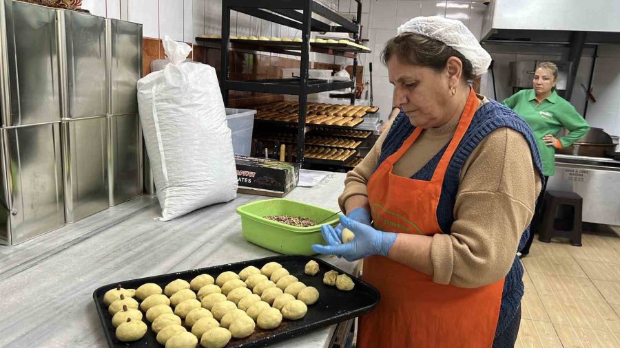 Ramazan’ın İlk Gününde Mersin’in Vazgeçilmez Tatlısı Kerebiçe Yoğun İlgi