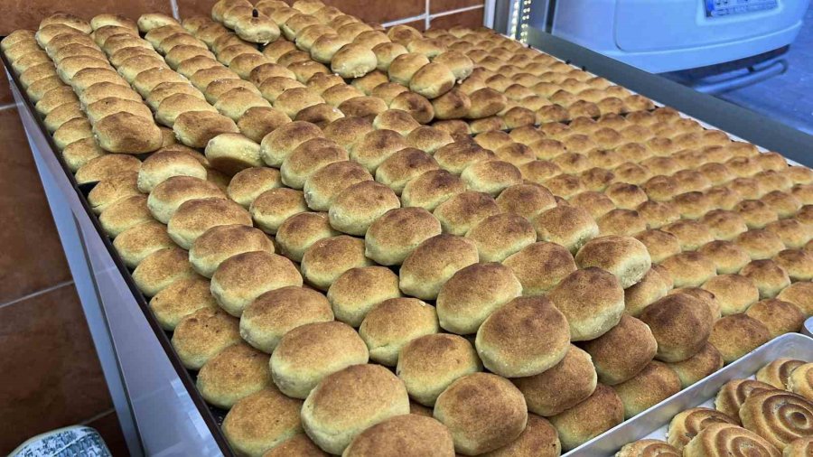 Ramazan’ın İlk Gününde Mersin’in Vazgeçilmez Tatlısı Kerebiçe Yoğun İlgi