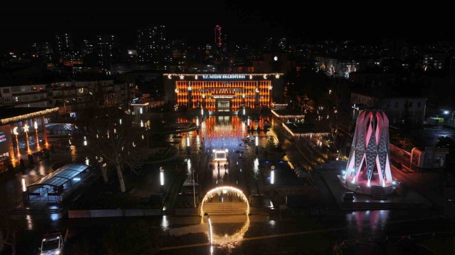 Niğde’de Ramazan Ayında Ömer Halisdemir Meydanı’nda Görsel Şölen