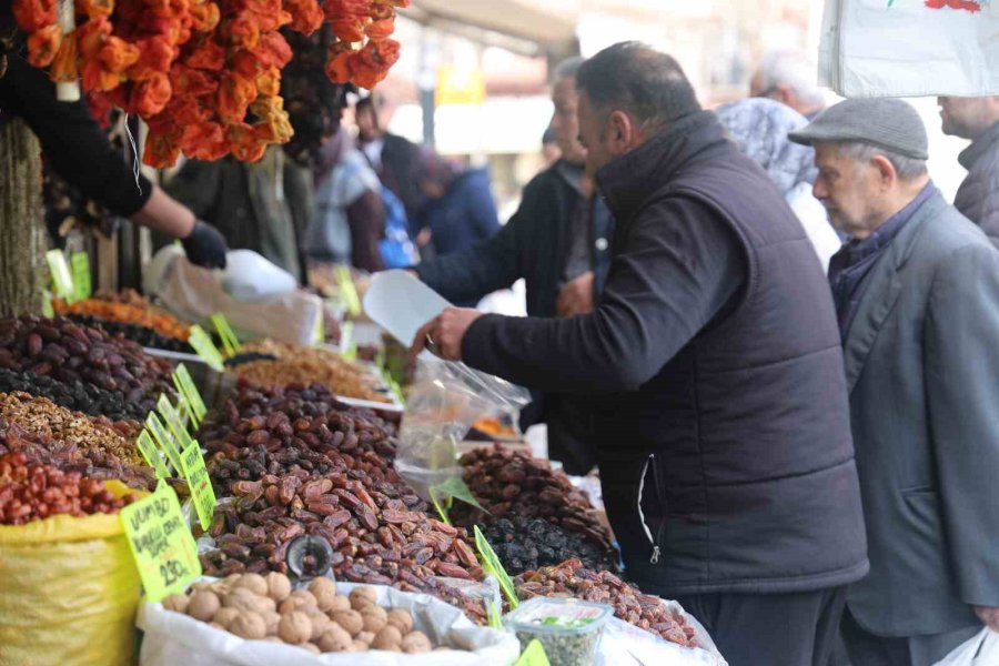 Konya’da Hurmalar Hem Tezgahlarda Hem De İftar Sofralarında Yerini Aldı