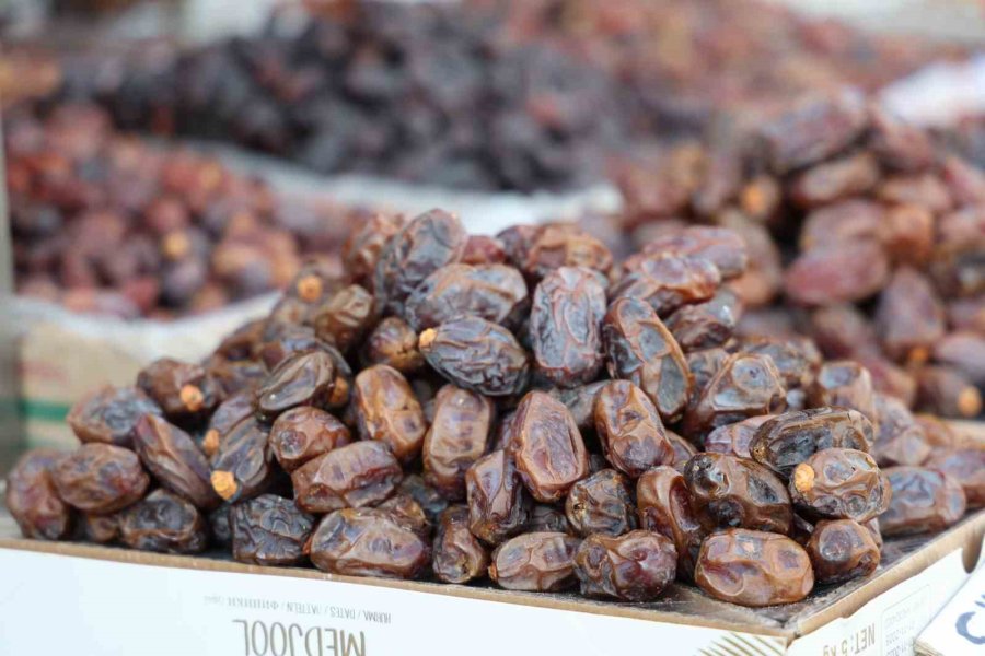 Konya’da Hurmalar Hem Tezgahlarda Hem De İftar Sofralarında Yerini Aldı