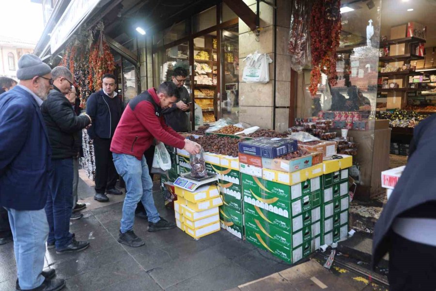 Konya’da Hurmalar Hem Tezgahlarda Hem De İftar Sofralarında Yerini Aldı