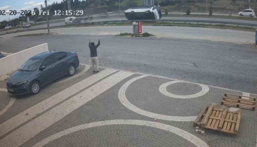 Hafif Ticari Aracın Çarptığı Midibüs Devrildi: 7 Yaralı