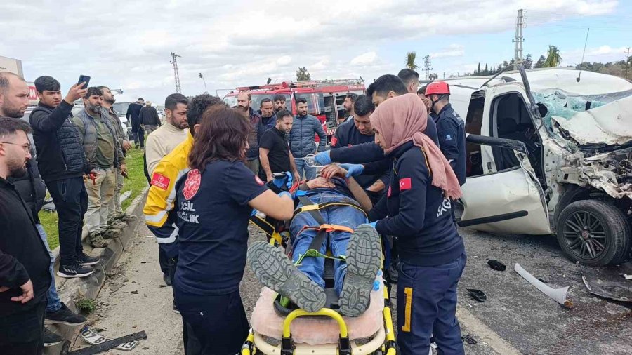 Hafif Ticari Aracın Çarptığı Midibüs Devrildi: 7 Yaralı