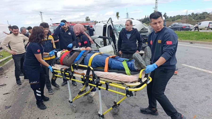 Hafif Ticari Aracın Çarptığı Midibüs Devrildi: 7 Yaralı