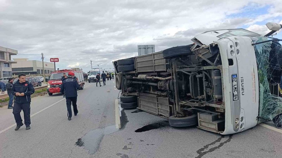 Hafif Ticari Aracın Çarptığı Midibüs Devrildi: 7 Yaralı