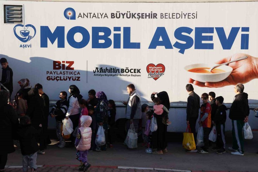 Büyükşehir Mobil Aşevi’nden Sıcak Yemek İkramı