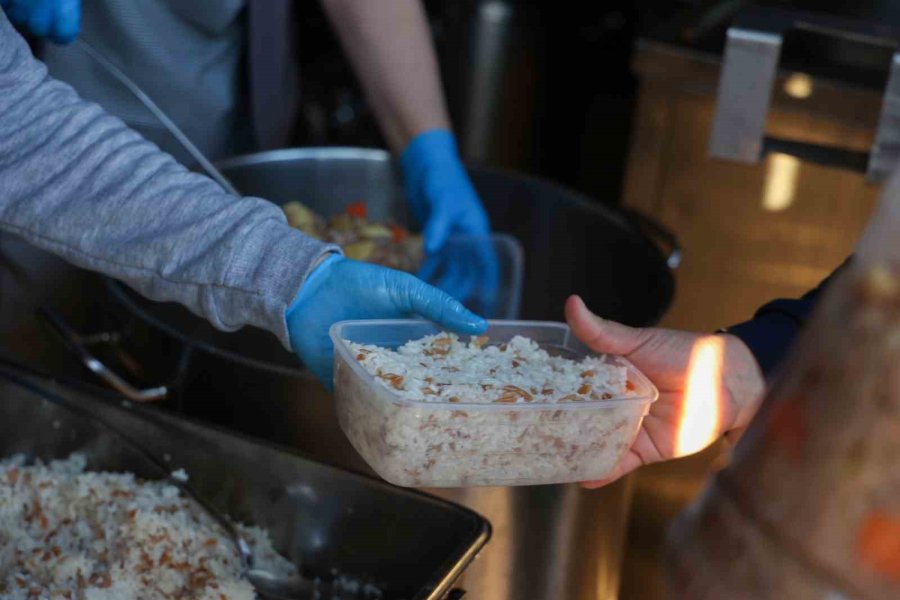 Büyükşehir Mobil Aşevi’nden Sıcak Yemek İkramı