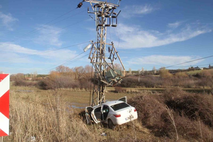 Yoldan Çıkan Otomobil Direğe Çarptı: 3 Yaralı