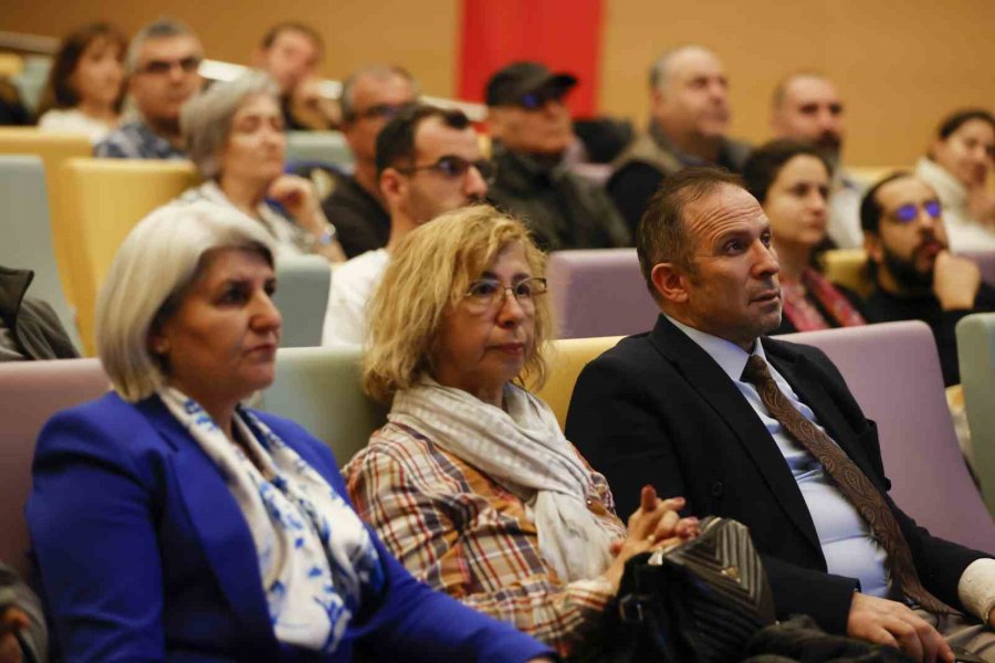 Her Batık Kendi Dönemine Işık Tutuyor