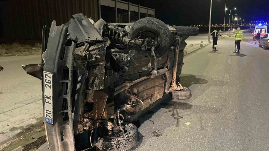 Karaman’da Beton Duba Ve Aydınlatma Direğine Çarpan Otomobil Yan Yattı: 2 Yaralı