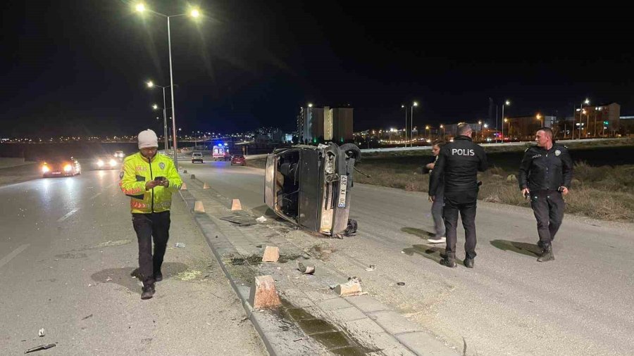 Karaman’da Beton Duba Ve Aydınlatma Direğine Çarpan Otomobil Yan Yattı: 2 Yaralı