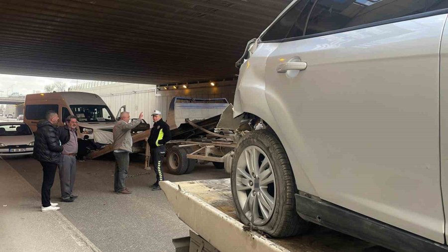 Otomobil İle Servis Aracı Çarpıştı: 5 Yaralı