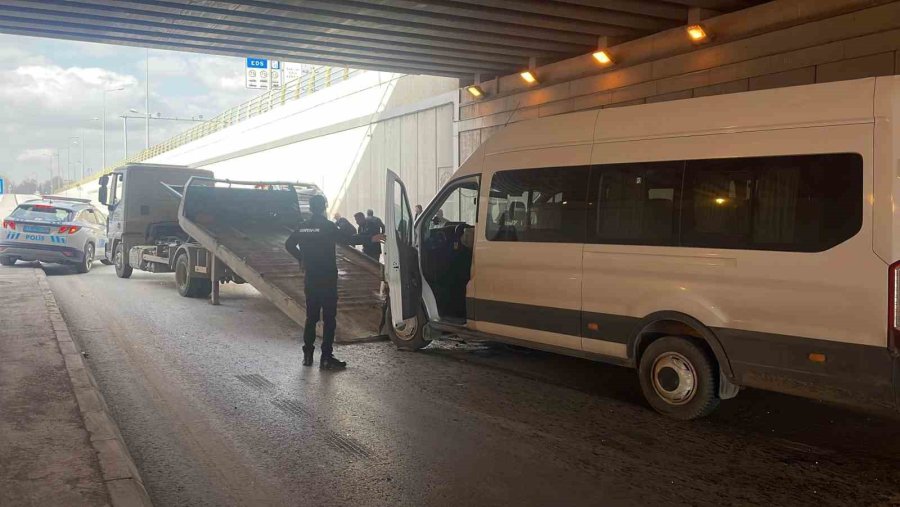 Otomobil İle Servis Aracı Çarpıştı: 5 Yaralı