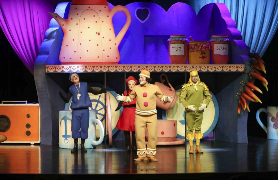 Mersin Şehir Tiyatrosuna Küçük Ellerden Büyük Alkış