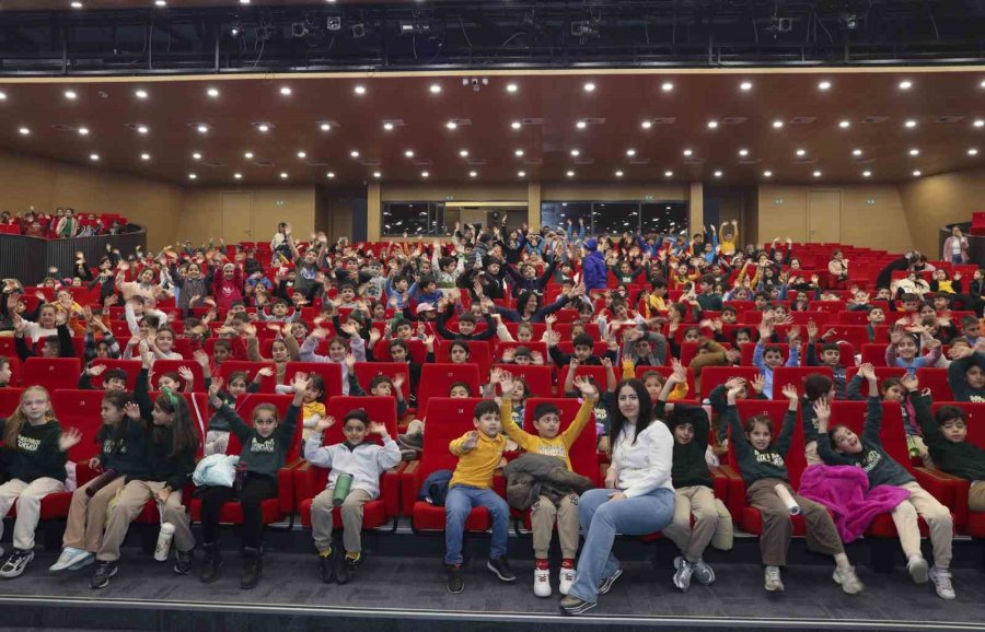 Mersin Şehir Tiyatrosuna Küçük Ellerden Büyük Alkış