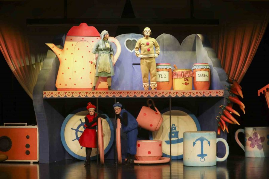 Mersin Şehir Tiyatrosuna Küçük Ellerden Büyük Alkış