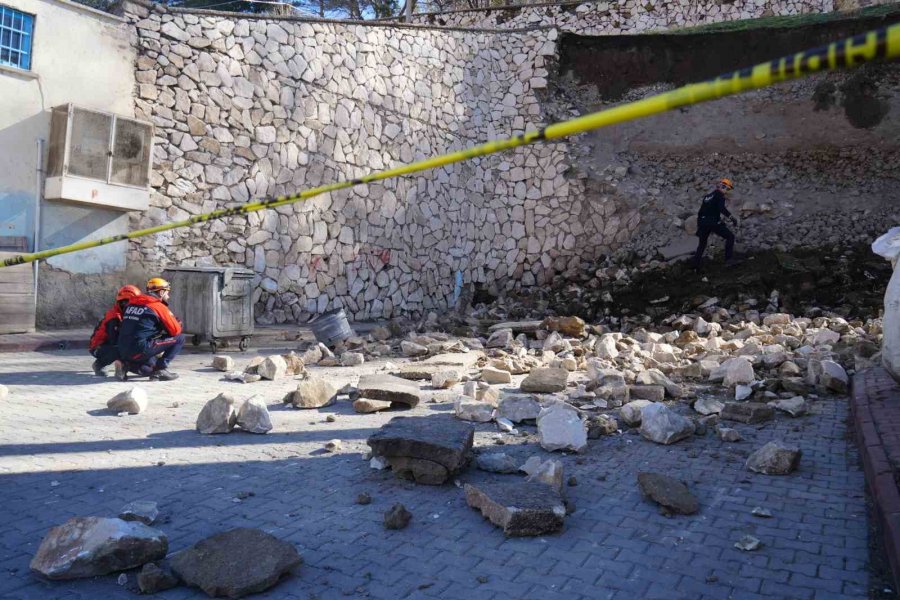 Niğde Kalesi’nde Çöken İstinat Duvarının Molozu Kaldırılıyor