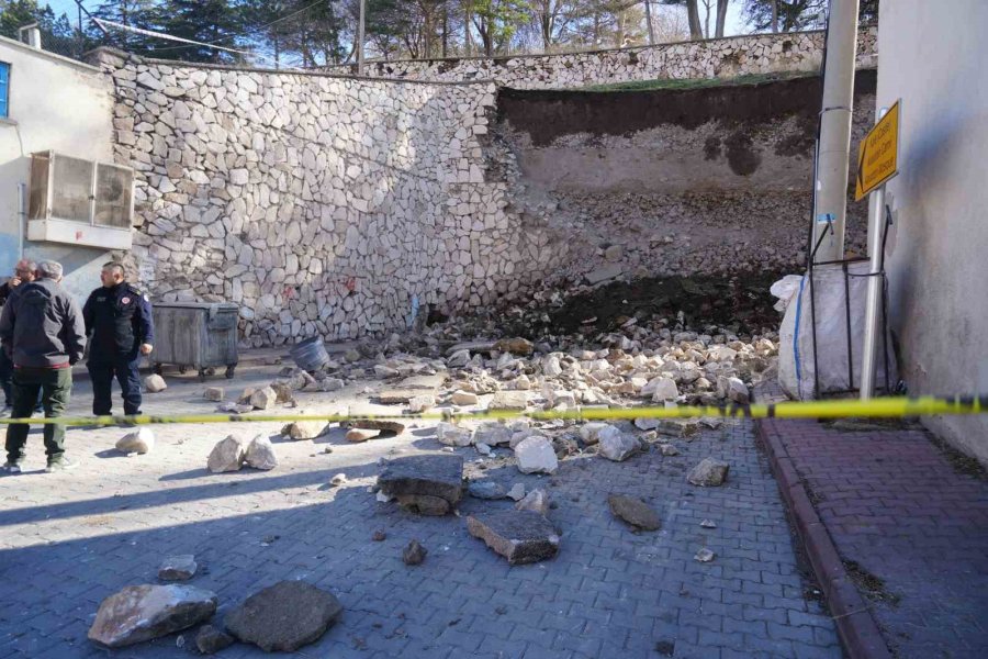 Niğde Kalesi’nde Çöken İstinat Duvarının Molozu Kaldırılıyor