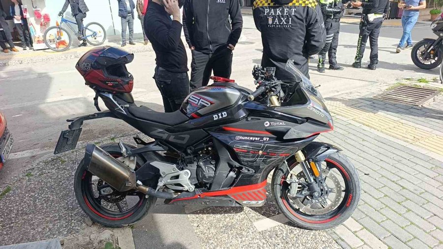 Otomobil İle Çarpışan Motosikletli Metrelerce Savruldu