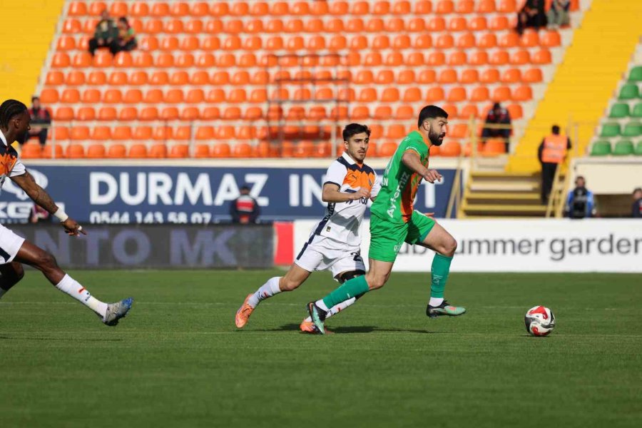 Trendyol Süper Lig: Corendon Alanyaspor: 0 - Rams Başakşehir: 2 (ilk Yarı)