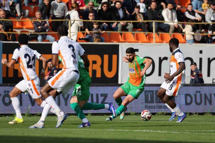 Trendyol Süper Lig: Corendon Alanyaspor: 0 - Rams Başakşehir: 2 (ilk Yarı)