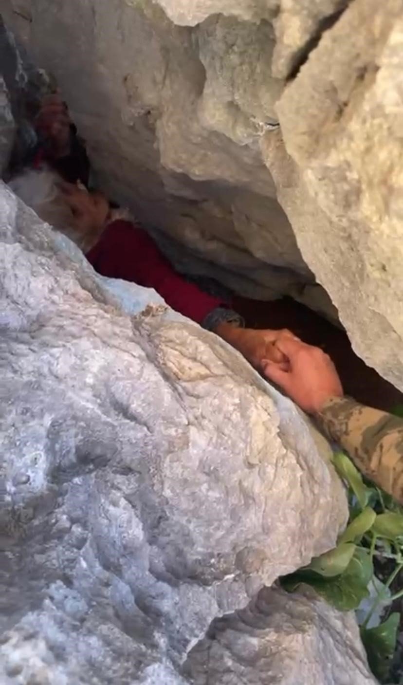 Koyunlarını Otlatan Yaşlı Kadın Düştüğü Kayalıkların Arasında 1 Gün Sonra Bulundu