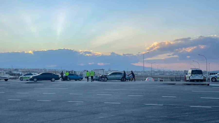 Karaman’da Otomobiller Çarpıştı: 2 Yaralı