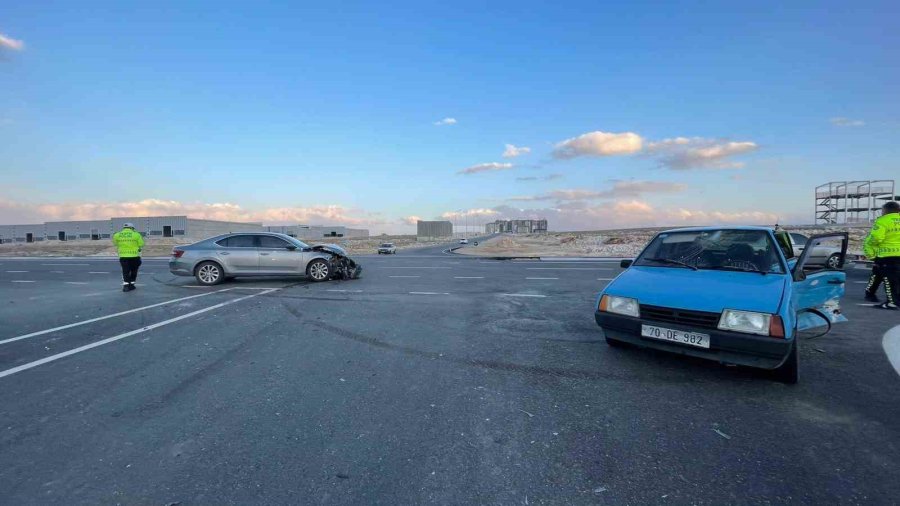 Karaman’da Otomobiller Çarpıştı: 2 Yaralı