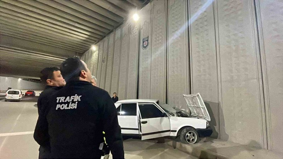 Karaman’da Kontrolden Çıkan Otomobil Alt Geçidin Duvarına Çarptı