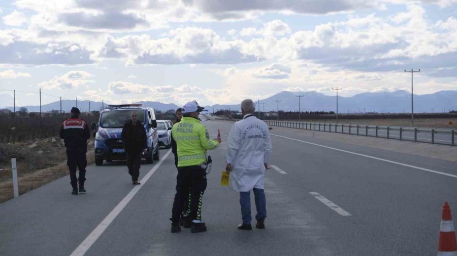Karaman’da Gelincik Toplarken Otomobilin Çarptığı Yaşlı Kadın Hayatını Kaybetti