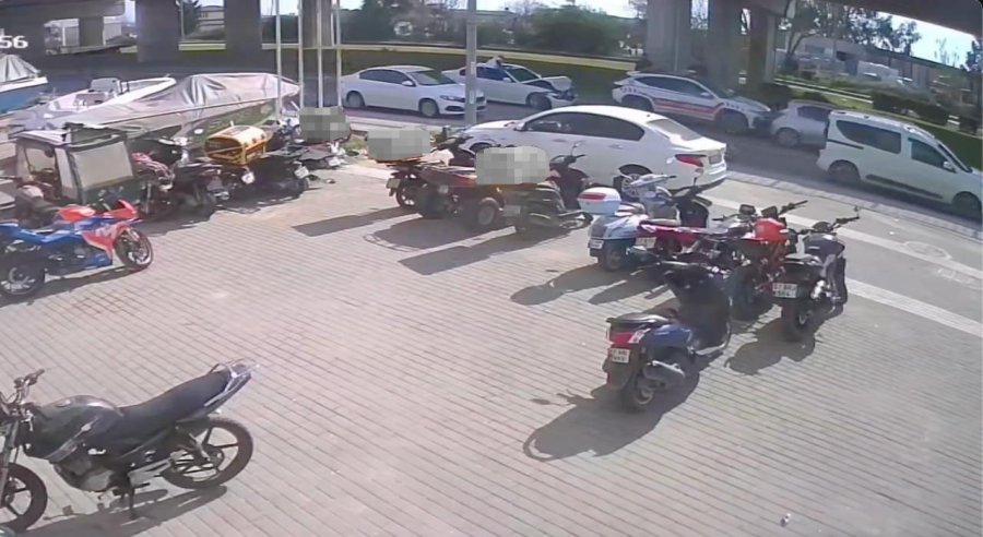 Jandarma Trafik Aracına Çarpıp Kaçtılar, Yakalanınca İkisi Birden ‘aracı Ben Kullanıyordum’ Dediler