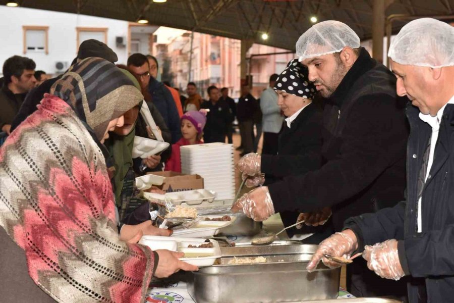 Kepez’de Ramazan Bereketi İftar Sofraları Kuruldu, Lokmalar Dağıtıldı
