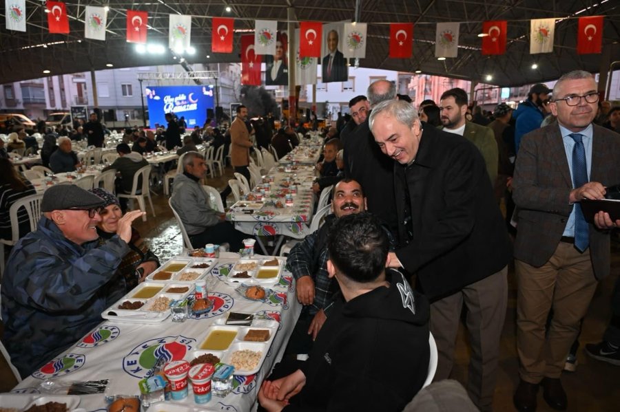 Kepez’de Ramazan Bereketi İftar Sofraları Kuruldu, Lokmalar Dağıtıldı