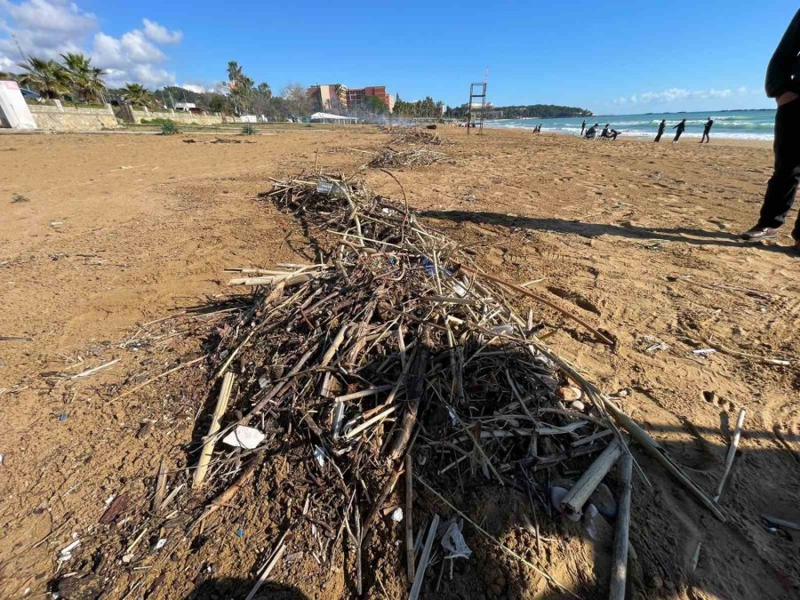 Alanya’da Fırtına Sonrası Plajlarda Temizlik Yapıldı