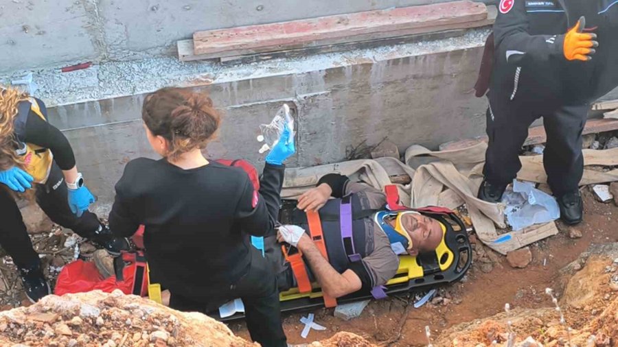 Toprak Zemin Kaydı, 3 Metreden Düşüp Yaralanan İnşaat İşçisini Ekipler Kurtardı
