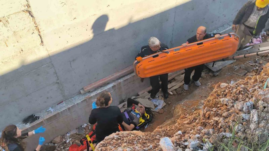 Toprak Zemin Kaydı, 3 Metreden Düşüp Yaralanan İnşaat İşçisini Ekipler Kurtardı