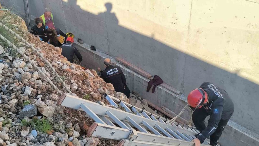 Toprak Zemin Kaydı, 3 Metreden Düşüp Yaralanan İnşaat İşçisini Ekipler Kurtardı