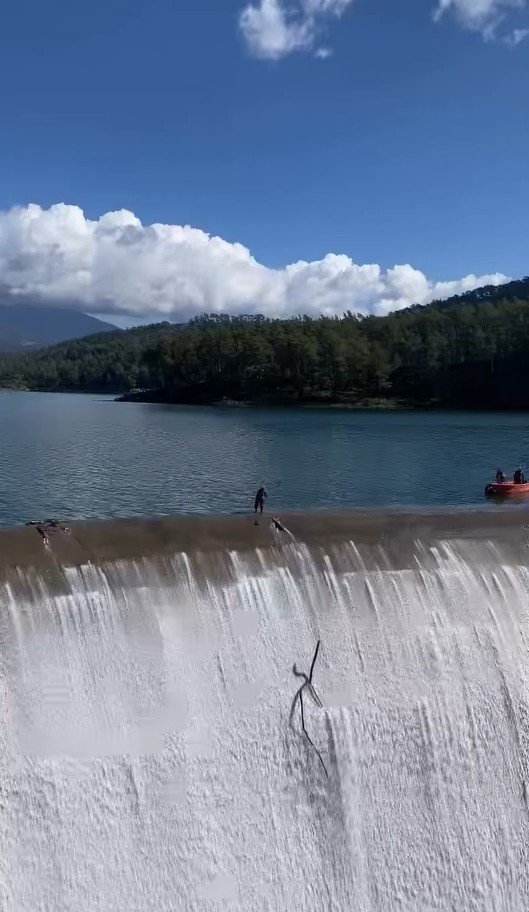 Balık Üreticisinin Savakları Açık Barajda Yürekleri Ağızlara Getiren Temizlik Çalışması