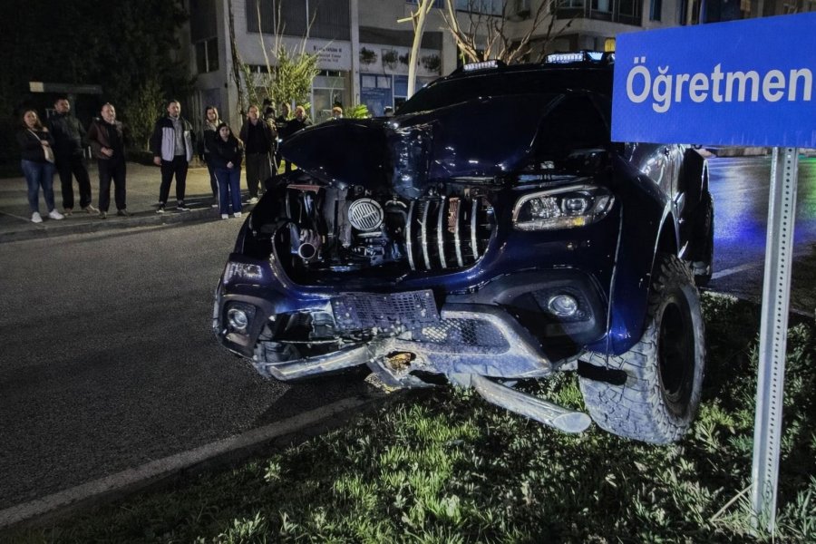 Gazipaşa’da Kamyonet Refüje Çıktı: 2 Yaralı