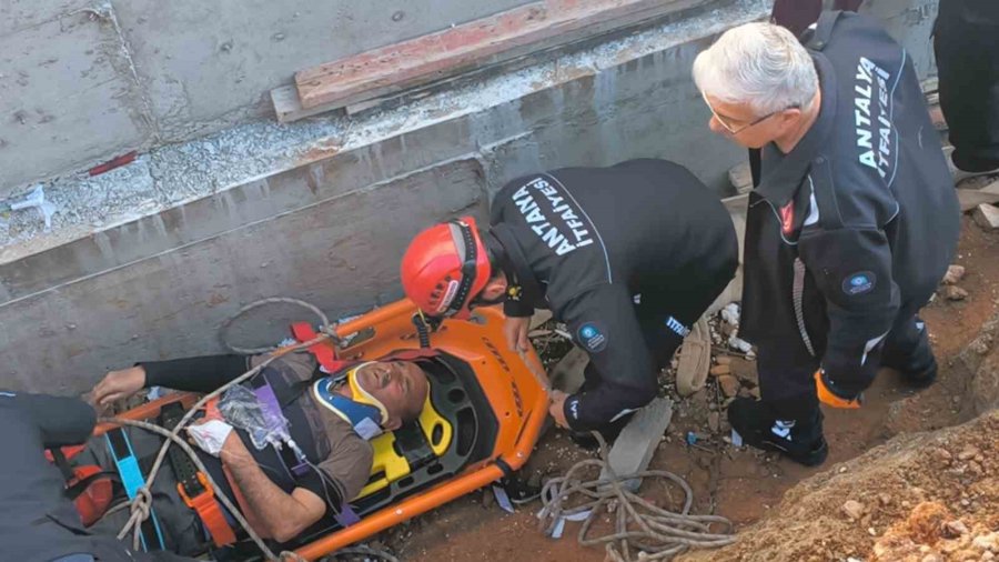 Toprak Zemin Kaydı, 3 Metreden Düşüp Yaralanan İnşaat İşçisini Ekipler Kurtardı