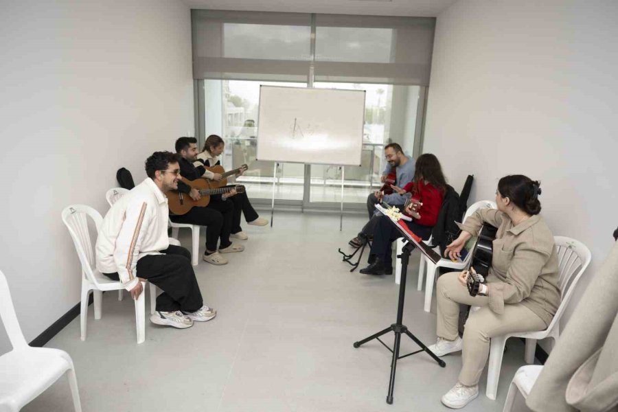 Mersin Büyükşehir Belediyesinin Ücretsiz Enstrüman Kurslarına Yoğun İlgi