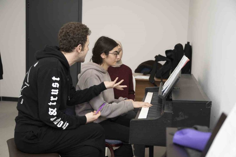 Mersin Büyükşehir Belediyesinin Ücretsiz Enstrüman Kurslarına Yoğun İlgi