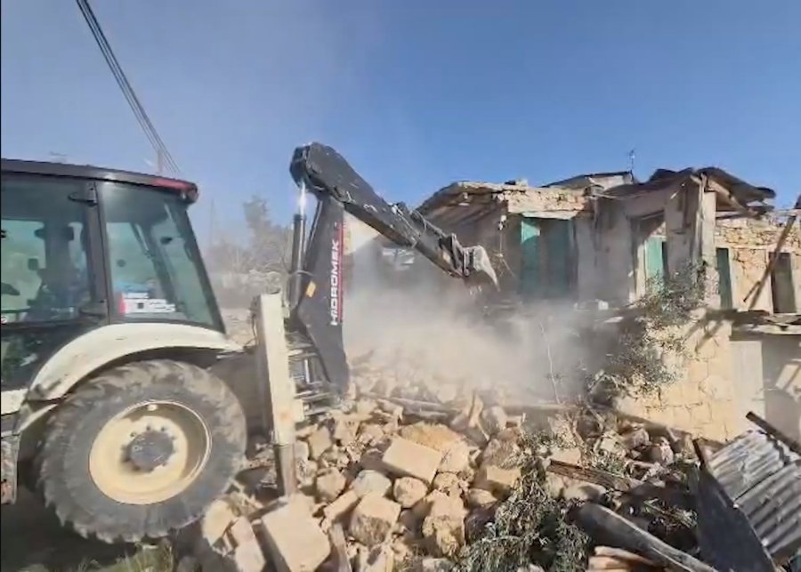 Mersin’de Çökme Riski Taşıyan Metruk Bina Yıkıldı