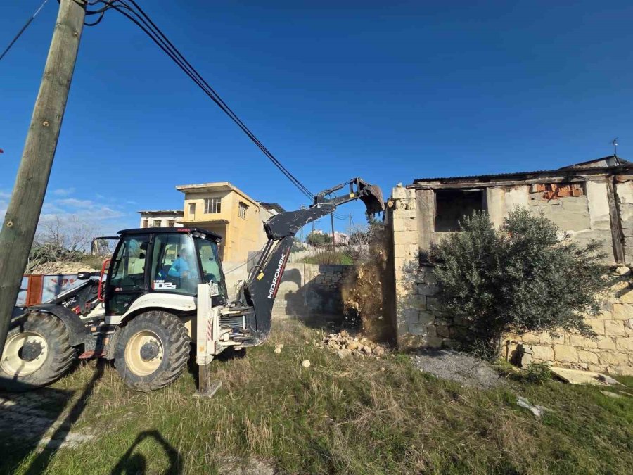 Mersin’de Çökme Riski Taşıyan Metruk Bina Yıkıldı