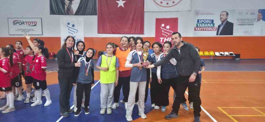 Okul Sporları Küçükler Hentbol Müsabakaları Sona Erdi