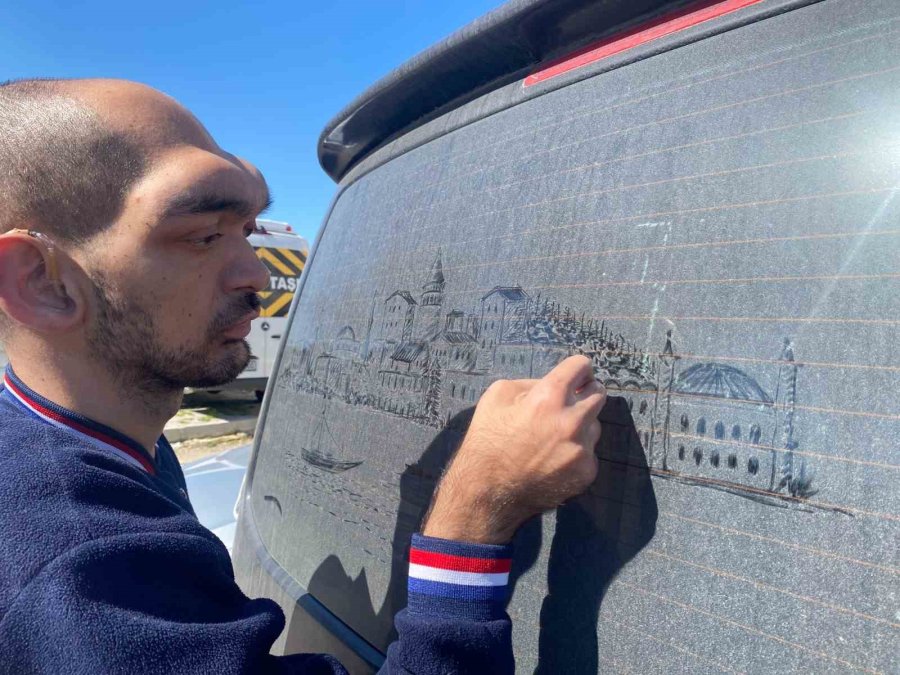 Tozlu Araç Görünce Dayanamıyor, Camları Sanat Eserine Dönüştürüyor