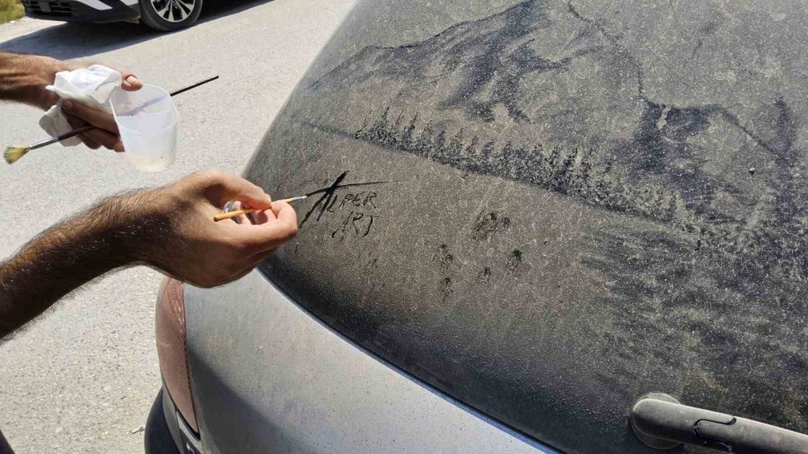 Tozlu Araç Görünce Dayanamıyor, Camları Sanat Eserine Dönüştürüyor