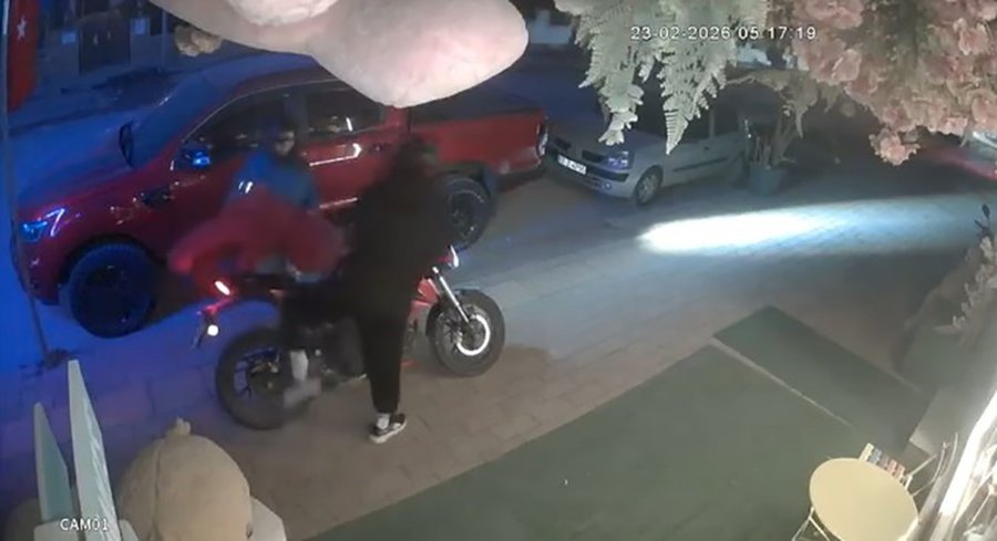 Dükkanın Önündeki Oyuncak Ayıyı Çaldılar