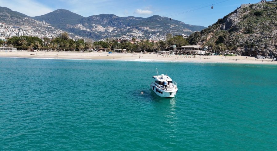 Alanya’da Şubat Ortasında Deniz Keyfi